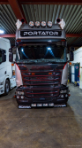 20251019-Tom-Holding-00142